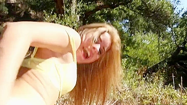 Petite cutie with bubble butt rides stud's XXX prick under the sun