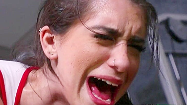 Slutty girl penetrated with XXX bulge in doggy in the middle of gym