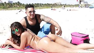 Curvy Latina gladly displays her phenomenal XXX booty on the beach