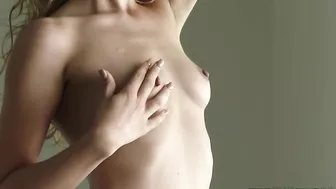 Svelte blonde strips naked and puts on a sexy green XXX bikini