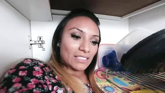Latina XXX artist cheats on husband in an oral way in the kitchen