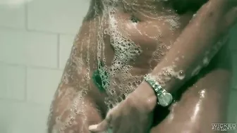 Sultry MILF stimulates pussy with nimble fingers and shower flow