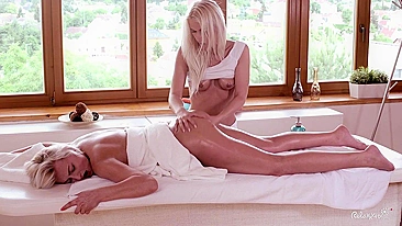 Comely chick pervades into Ashley Love's pussy with fingers