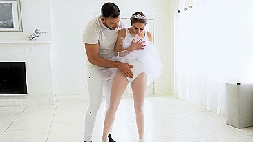 Lustful partner seduces young beautiful ballerina on XXX coupling