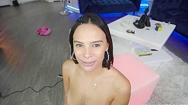 Facial cumshot is XXX bonus for Latina girl who stands on her knees