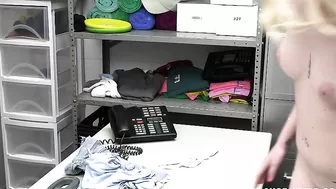 Guy satisfies teen's twat the way she needs in the gonzo XXX video