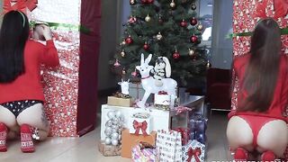 Besties celebrate Christmas by sucking dicks via XXX gloryholes