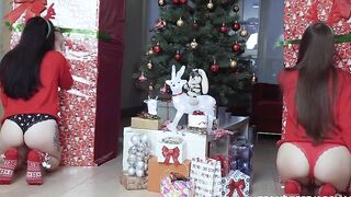 Besties celebrate Christmas by sucking dicks via XXX gloryholes