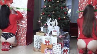 Besties celebrate Christmas by sucking dicks via XXX gloryholes