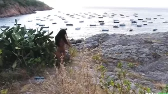 Photographer loses control and licks model's XXX cunt on the shore