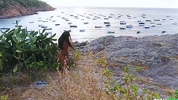 Photographer loses control and licks model's XXX cunt on the shore