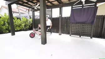 Teen blonde cyclist takes guy's XXX dick into mouth in the garage