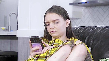 Teen hottie records her XXX girlfriend blowing dick of the lucky guy