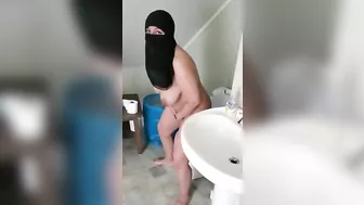 Eccentric and naked Arabian mom takes a XXX piss in front of stepson