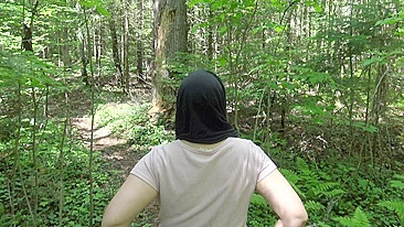 Skilled guy manages to fuck Arab mom with great XXX ass outdoors