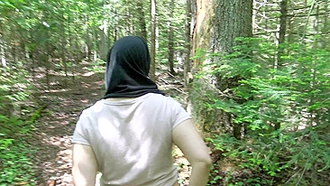 Skilled guy manages to fuck Arab mom with great XXX ass outdoors