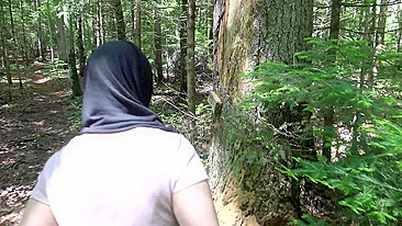 Skilled guy manages to fuck Arab mom with great XXX ass outdoors