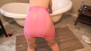 For cash stacked Arab mom shows her saggy XXX breasts in the bathroom