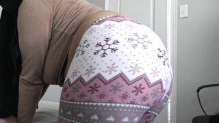 Playful Arab mom turns around and shows big XXX booty on camera