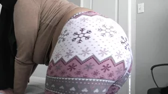Playful Arab mom turns around and shows big XXX booty on camera Playful Arab mom turns around and shows big XXX booty on camera