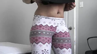 Playful Arab mom turns around and shows big XXX booty on camera