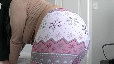 Playful Arab mom turns around and shows big XXX booty on camera