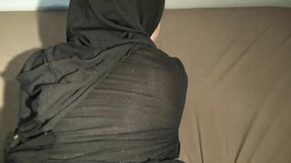 Egyptian mom with great XXX ass invites neighbor to fuck her on bed