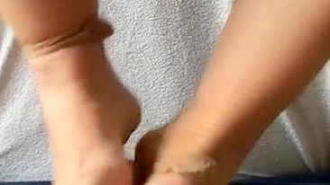 Skilled Arab Paki mom strokes lover's stiff XXX penis using her amazing feet