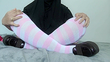 Arab mom talks dirty while rubbing XXX snatch in amazing JOI video