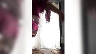 Arab mom in sexy outfit performs unforgettable XXX dance on camera