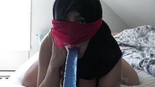 Stacked Arab mom seductively fingers XXX asshole waiting for her hubby