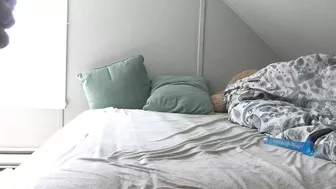 Stacked Arab mom seductively fingers XXX asshole waiting for her hubby