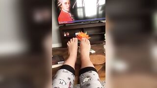 Naughty iranian girl displays her XXX feet while chilling in living room