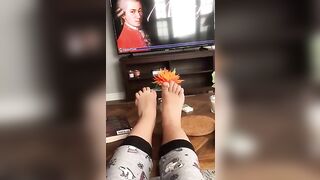 Naughty iranian girl displays her XXX feet while chilling in living room