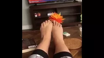 Naughty iranian girl displays her XXX feet while chilling in living room