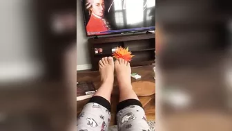 Naughty iranian girl displays her XXX feet while chilling in living room