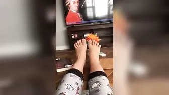 Naughty iranian girl displays her XXX feet while chilling in living room