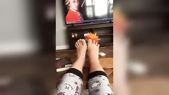 Naughty iranian girl displays her XXX feet while chilling in living room