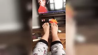 Naughty iranian girl displays her XXX feet while chilling in living room