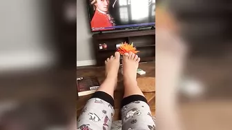 Naughty iranian girl displays her XXX feet while chilling in living room