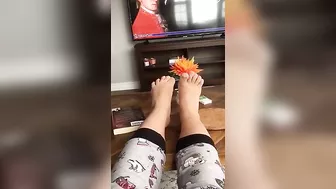 Naughty iranian girl displays her XXX feet while chilling in living room