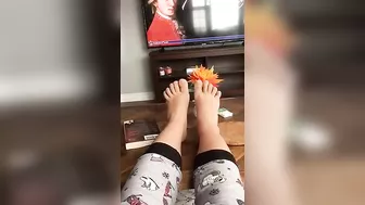 Naughty iranian girl displays her XXX feet while chilling in living room