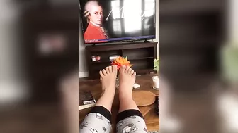 Naughty iranian girl displays her XXX feet while chilling in living room