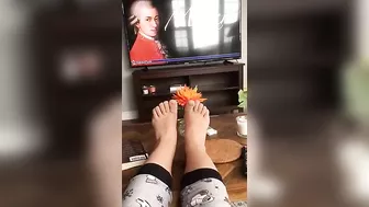 Naughty iranian girl displays her XXX feet while chilling in living room