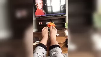 Naughty iranian girl displays her XXX feet while chilling in living room