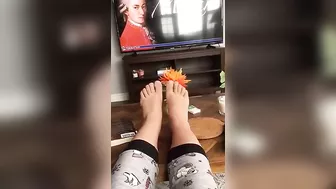 Naughty iranian girl displays her XXX feet while chilling in living room