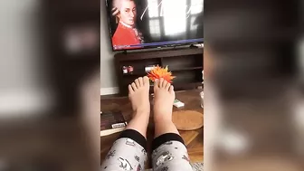 Naughty iranian girl displays her XXX feet while chilling in living room