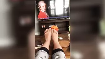 Naughty iranian girl displays her XXX feet while chilling in living room