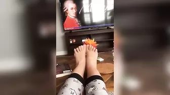 Naughty iranian girl displays her XXX feet while chilling in living room