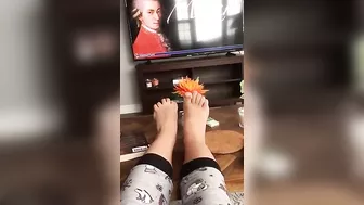 Naughty iranian girl displays her XXX feet while chilling in living room